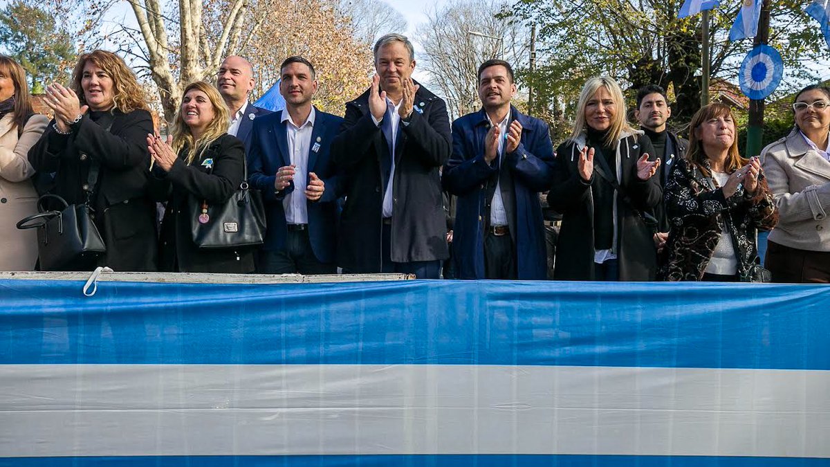 CascallaresPJ's tweet photo. ¡EMOTIVA PROMESA A LA BANDERA EN ALTE BROWN!

🇦🇷🇦🇷 En esta jornada en la que conmemoramos el paso a la inmortalidad de Manuel Belgrano acompañamos con mucha emoción a los más de 2500 alumnos de cuarto grando de las escuelas brownianas que realizaron su promesa a la Bandera.

La actividad se desarrolló  en la Plaza Belgrano de Burzaco, frente al histórico primer Monumento a la Bandera en pie de la Argentina.

@JuanoFabiani @paulaeichel @nicolaspj80

#BrownConVos