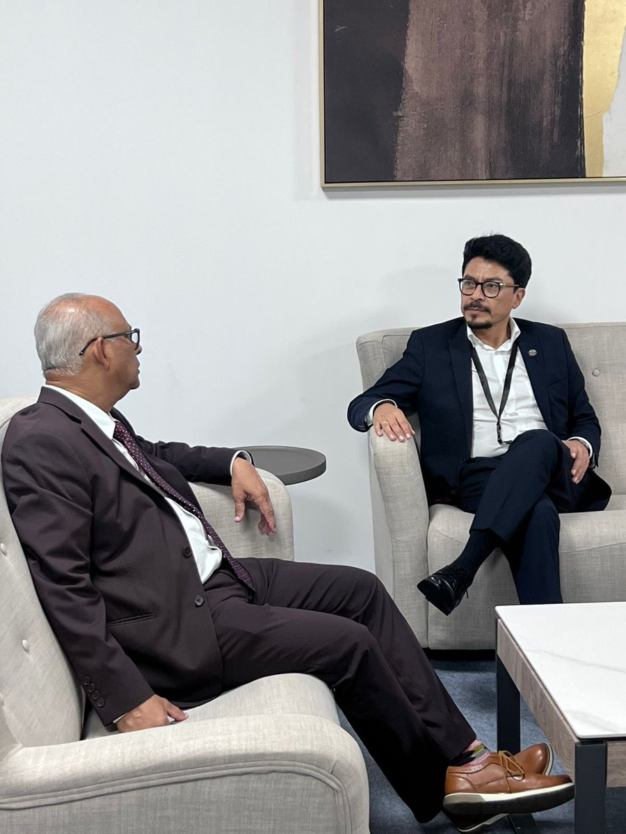 MRE_Bolivia's tweet photo. En Panamá, previo a la 56.ª Asamblea General de la OEA, el Canciller Fernando Aramayo se reunió con el Secretario General, Albert Ramdin, para informar sobre la situación nacional y los esfuerzos de Bolivia por la democracia, el diálogo y la paz social. 🇧🇴

#Bolivia #OEA #Panamá https://t.co/sgLWQnO1zr