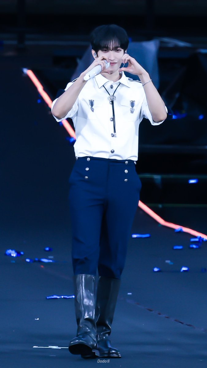 dkdoenjang's tweet photo. dokyeom’s hourglass figure https://t.co/Kz13dPrBAQ