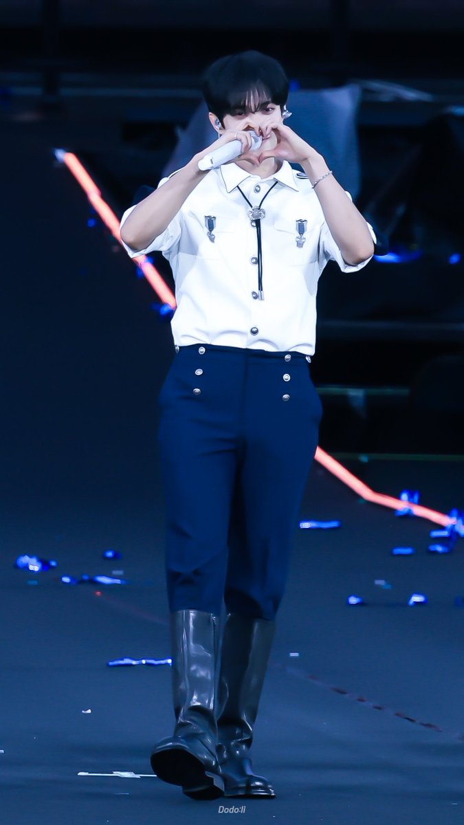 dkdoenjang's tweet photo. dokyeom’s hourglass figure https://t.co/Kz13dPrBAQ