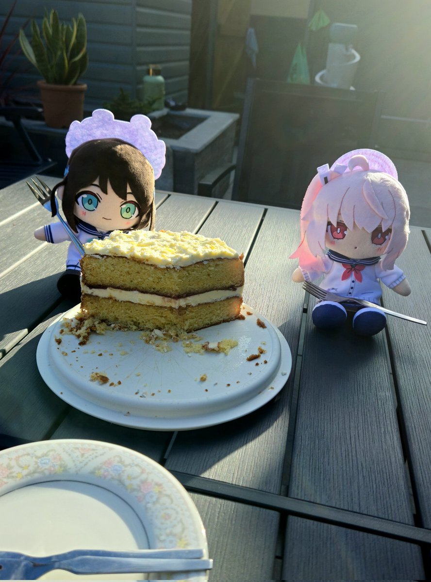 _OutlawSensei's tweet photo. It was my Birthday this week!

My Stepmum made a homemade Victoria Sponge with buttercream.

Perfect for Airi and Natsu 💚 🩷 https://t.co/sPW0jwE7WF