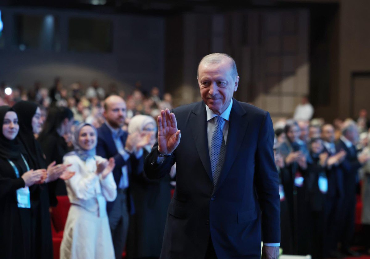drbetulsayan's tweet photo. Sn. Cumhurbaşkanımız @RTErdogan, TÜRGEV 30. Kuruluş Yıl Dönümü Programı’nda yaptığı konuşmayla TÜRGEV’in kıymetini, gençlerimiz ve ülkemiz için anlamını en güzel şekilde ortaya koydu.

TÜRGEV, bugün yurt hizmetlerinden burs programlarına, akademik çalışmalardan sosyal ve kültürel faaliyetlere kadar geniş bir alanda gençlere destek veren güçlü bir vakıf. 

40 bini aşkın TÜRGEV mezunu, ülkemizin ve dünyanın dört bir  yanında akademiden özel sektöre, sivil toplumdan siyasete, bürokrasiden kültür ve sanata her alanda önemli başarılara imza atıyor.

Binlerce gencin hayatına dokunan TÜRGEV, değerlerine bağlı, ülkesine ve milletine aidiyet hisseden, tarih ve medeniyetinin kendisinin yüklediği sorumlulukları bilen, dünyaya yön vermeye hazır bir nesil inşa ediyor.

TÜRGEV’in 30. yılını tebrik ediyor, Sn. Cumhurbaşkanımız Recep Tayyip Erdoğan olmak üzere emeği geçen herkese şükranlarımı sunuyorum.

@turgev