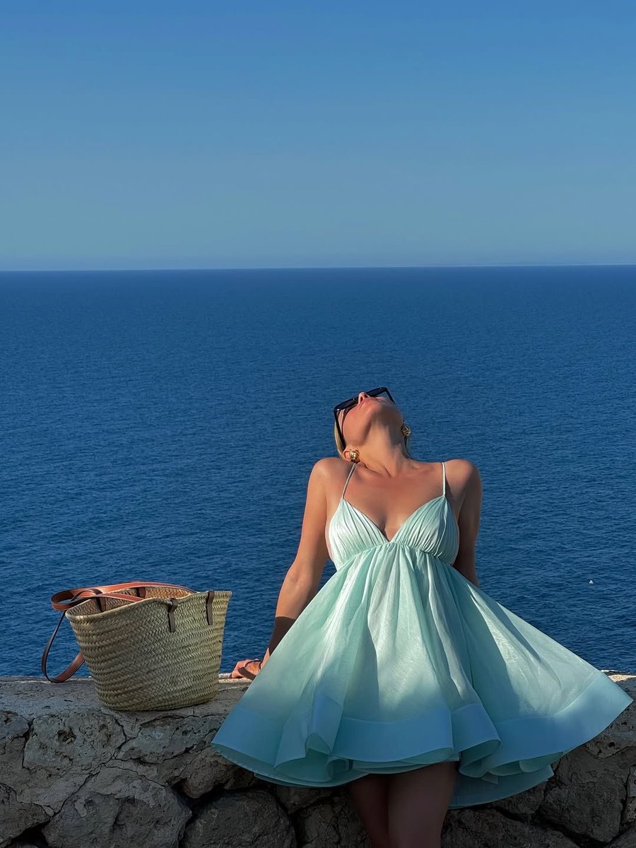 Diorgirlx's tweet photo. blue dress https://t.co/jun5ZeQB7N