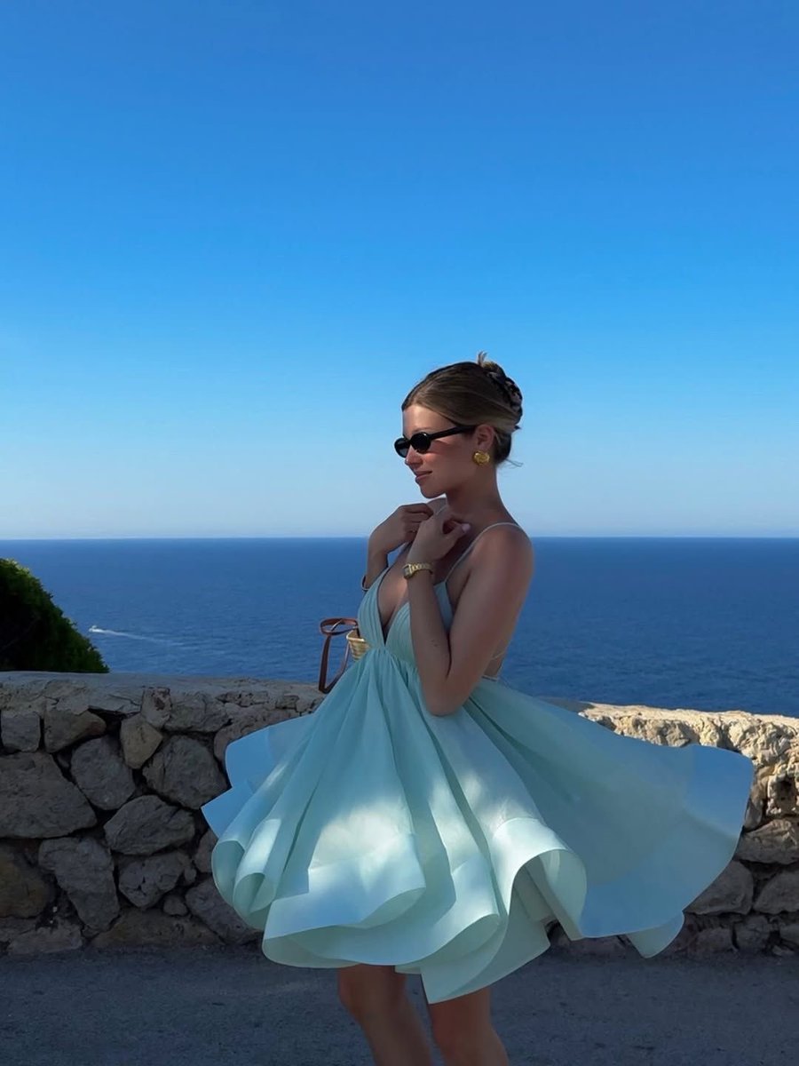 Diorgirlx's tweet photo. blue dress https://t.co/jun5ZeQB7N