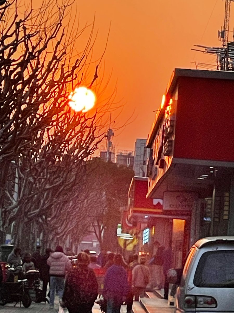 Kemyar3's tweet photo. Wander the city streets, catch a glowing street art under the fading golden sun—small, vivid moments make the best keepsakes. https://t.co/hSbNGm5zrE