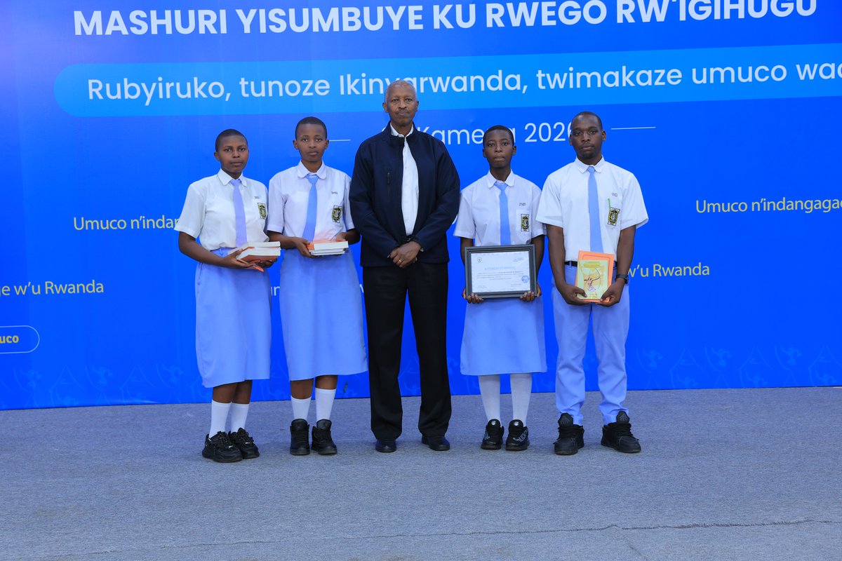 IntekoyUmuco's tweet photo. Ecole Secondaire Mubuga yo mu Karere ka @KarongiDistr yegukanye umwanya wa mbere mu marushanwa ku Kinyarwanda, umuco n’umurage mu mashuri yisumbuye ku rwego rw’Igihugu. Iri shuri rikaba ryari rihagarariye @RwandaWest.

𝑫𝒐𝒓𝒆 𝒖𝒌𝒐 𝒊𝒃𝒊𝒈𝒐 𝒃𝒚𝒂𝒈𝒆𝒛𝒆 𝒌𝒖 𝒓𝒘𝒆𝒈𝒐 𝒓𝒘’𝑰𝒈𝒊𝒉𝒖𝒈𝒖 𝒎𝒖𝒓𝒊 𝒂𝒚𝒂 𝒂𝒎𝒂𝒓𝒖𝒔𝒉𝒂𝒏𝒘𝒂 𝒃𝒚𝒂𝒌𝒖𝒓𝒊𝒌𝒊𝒓𝒂𝒏𝒚𝒆:

1⃣ Ecole Secondaire Mubuga yo mu Karere ka @KarongiDistr muri @RwandaWest  yegukanye umwanya wa mbere n’amanota 86%

2⃣ G.S Remera Rukoma yo mu Karere ka @Kamonyi yari ihagarariye @RwandaSouth  yegukanye umwanya wa kabiri n’amanota 85.5%

3⃣ Ecole des Sciences de Musanze yo mu Karere ka @Musanzedistr yahagarariye @RwandaNorth  yagize amanota 84%

4⃣ Ecole Secondaire Bumbogo yo mu Karere @Gasabo_District  yahagarariye @CityofKigali  yagize amanota 83%

5⃣ TTC Kabarore yo mu Karere ka @GatsiboDistrict  yahagarariye @RwandaEast  yagize amanota 75%.

Abageze ku rwego rw’Igihugu bose bagenewe ibihembo birimo amafaranga, imfashanyigisho z’ibitabo, gusura ingoro z’umurage zose ku buntu no kwishyurirwa ibikenewe byose muri icyo gikorwa. 
Bahawe kandi ibyemezo by’ishimwe ndetse aba mbere bemererwa buri umwe kuzahabwa mudasobwa ngendanwa.

#TunozeIkinyarwanda