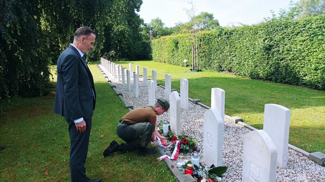 ipngovpl_eng's tweet photo. A particularly meaningful moment of the commemorations was the unveiling of a new memorial plaque at the crash site near Schoonheten.
The plaque, placed near the location where Wellington Z8339 fell on 19-20 June 1942, ensures the crew’s story remains present in the landscape and memory of the region. The IPN delegation laid a wreath in tribute to the fallen airmen.
The commemorations brought together an international group of participants, including: representatives of the Embassy of the Republic of Poland in the Netherlands, including Colonel Janusz Sroka, Defence Attaché, local Dutch authorities and community organisations historians and civic activists, family members of the crew, military personel from Poznań representing the Mobile Air Operations Command Unit (MJDOP), continuing the traditions of No. 305 Polish Bomber Squadron “Land of Greater Poland”
More than 84 years after the crash, the ceremony reaffirmed a shared Polish-Dutch commitment to remembrance, preserved through cooperation between institutions, local communities and families in both countries.