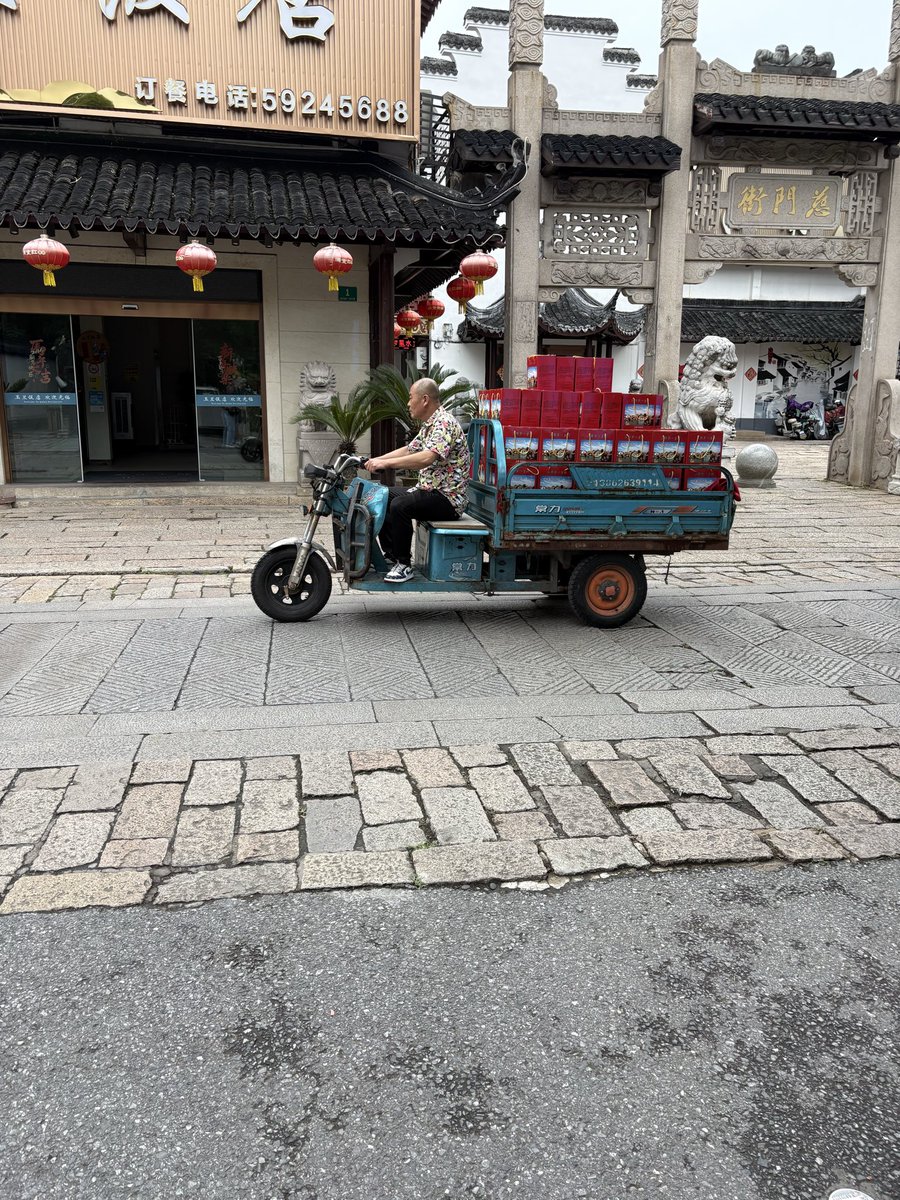 Linsey_Woolsey's tweet photo. Zhujiajiao and my steaming teapot drink https://t.co/Hb2BRyVw1A