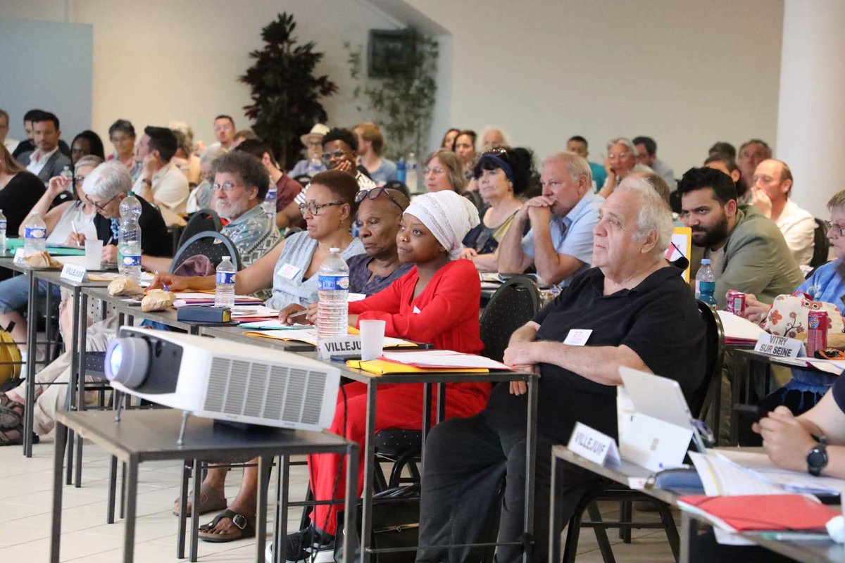PCF's tweet photo. 🚩 Après le vote de la Base commune à 61% les 6 et 7 juin, après les congrès de sections les 13 et 14 juin, les communistes se réunisse ce week end pour leurs congrès départementaux.

À chaque étape, des milliers de militant·es prennent le temps de débattre, confronter leurs idées, proposer des amendements et enrichir collectivement les orientations de notre Parti.

🤝 Parce que la démocratie ne se décrète pas, elle se construit et se fait vivre au quotidien. Au PCF, chacune et chacun peut prendre part aux décisions, faire entendre sa voix et contribuer à définir notre projet commun.

Merci à toutes les militantes et tous les militants engagés dans ce grand temps de démocratie. Ensemble, nous préparons le 40ᵉ congrès et construisons un Parti toujours plus fort, plus uni, plus démocratique et plus utile aux combats du monde du travail et de la jeunesse.