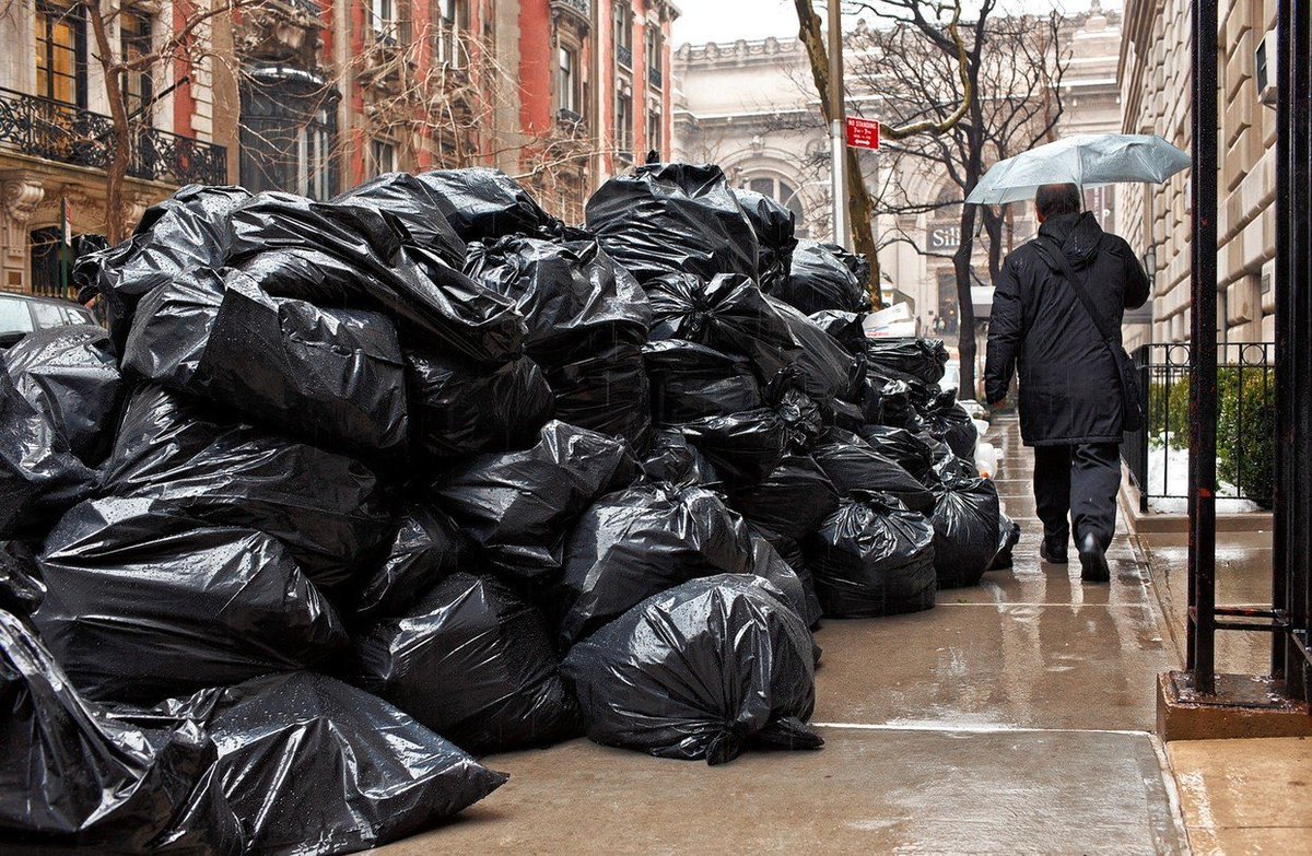 porqueTTarg's tweet photo. "Injusticia"

Porque un abogado del Reino Unido que limpió 200 bolsas de basura de un río contaminado ahora enfrenta hasta 2 años de prisión por hacerlo sin un permiso.

Paul Powlesland dice que la vida silvestre, los peces y las libélulas han regresado al río desde que comenzó la limpieza.