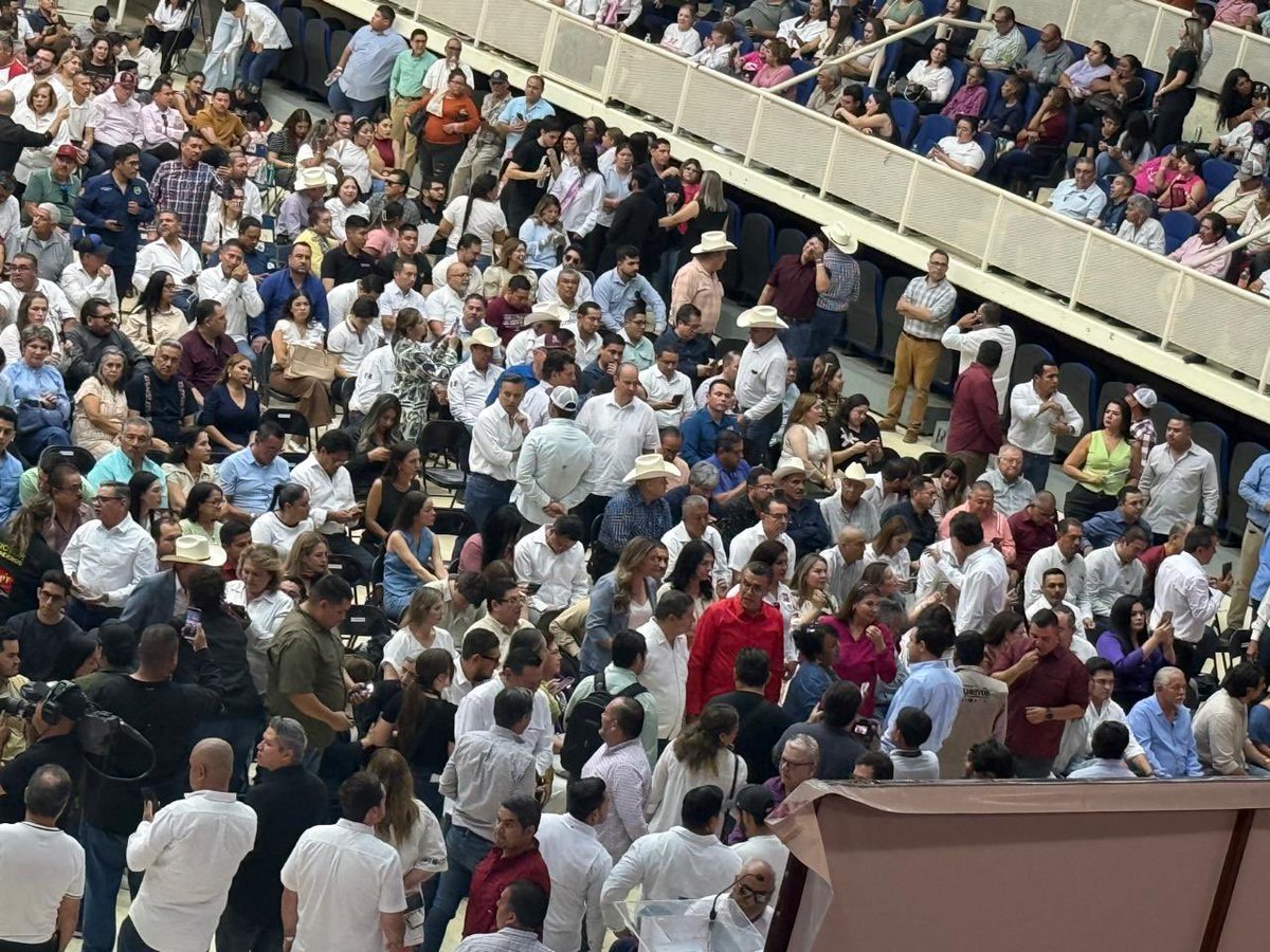 elchiltepin's tweet photo. #Cajeme Con el lema, así gobierna la 4T, inicia la asamblea informativa del alcalde @JavierLamarque_ , en la Arena Itson. Más de 8 mil asistentes e invitados especiales: @MaDoloresRio @DavidFigueroaO @wzuloag , @Raul_Castelo7 
@anabelacostai ,@EdgarSallard @ErnestinaVal y más . https://t.co/47wk4KBBlV