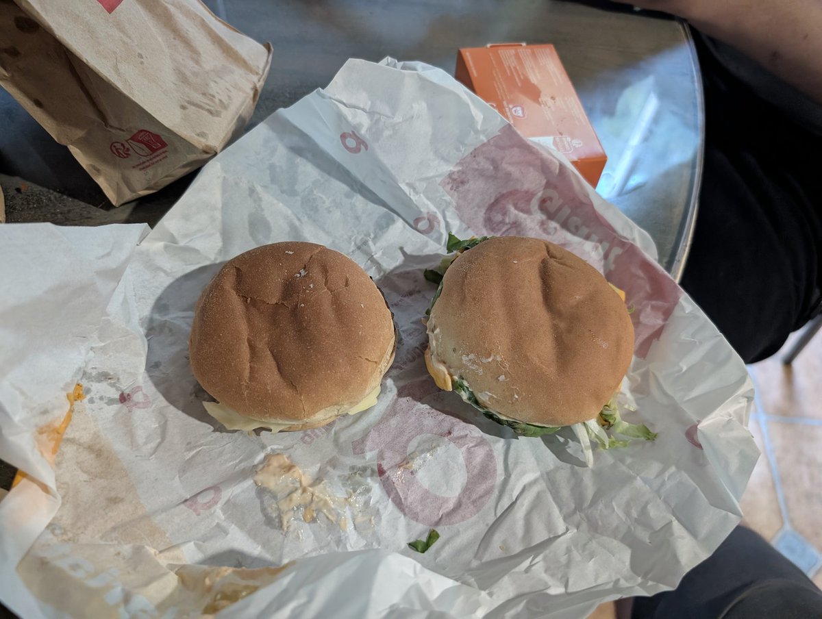 Katentu's tweet photo. @QuickFrance_ il y a un burger de menu enfant et un giant sur cette photo. Pour info c'est le burger qui a une taille normale. Il faut renommer le giant parce que la y'a un soucis https://t.co/FbEGPGE10b