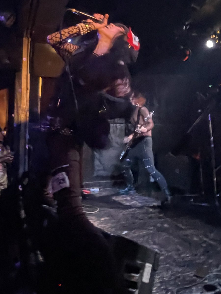 banshee274's tweet photo. 1月ぶりで待ち焦がれたJET PEPPER TOWER♡ 〜暗黒の炎の祭典〜に相応しくダークにアグレッシブに攻めまくってて めちゃカッコよかった♪ そして宇宙〜好きすぎてギターのイントロ流れただけで泣ける JPTの音に埋もれて幸せな時間やった〜(*≧∀≦*)
Tシャツとか戦利品もカッコかわゆくてGET https://t.co/ZVuwutiNrT