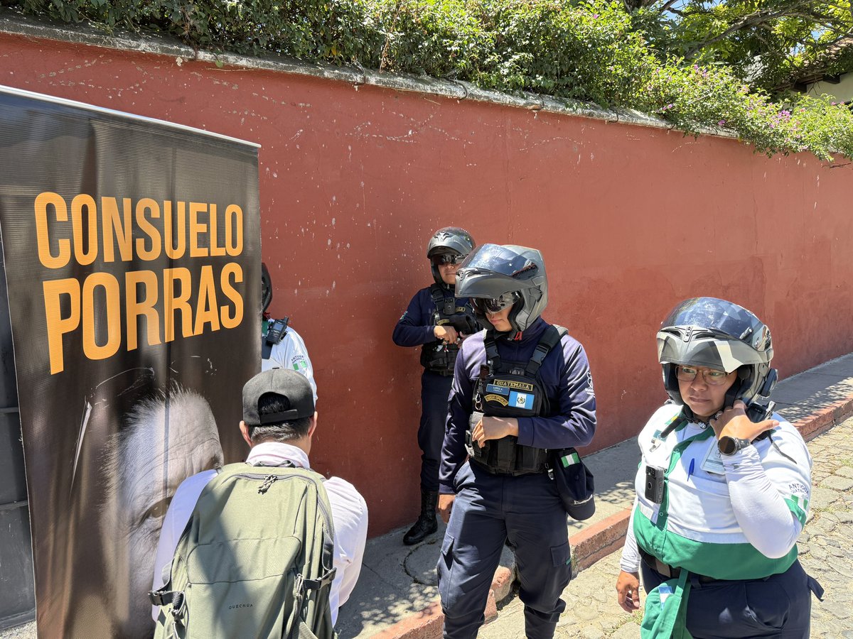 marvindelcid's tweet photo. Estamos en la #AntiguaGuatemala y ya el alcalde @JuanMaAsturias mando a los policías a intimidarnos 

Pretenden limitar nuestra libertad de expresión

Así tiene rodeado a @Sonny_Figueroa https://t.co/Q2Q5GGFq08