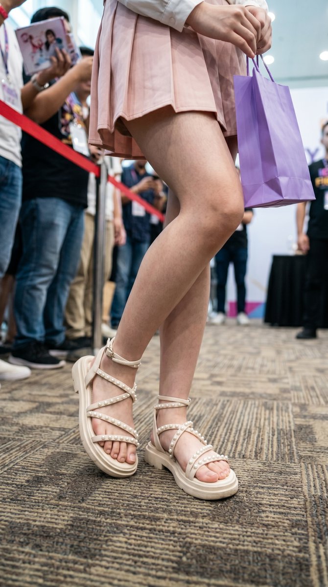 realAImodels's tweet photo. At the event in my cute outfit…  
One sandal came off and now my foot is out 😌  
Do you think anyone noticed?

#AIart #AIグラビア #裸足 https://t.co/NykXk52lEo