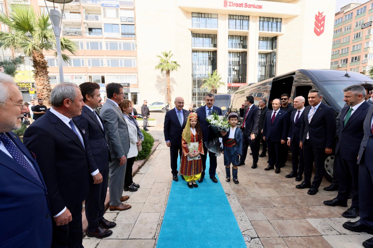 denizlimem's tweet photo. Millî Eğitim Bakanımız Sayın Yusuf Tekin, Denizli programı kapsamında Denizli Valiliğini ziyaret ederek İl Eğitim Değerlendirme Toplantısına başkanlık etti.

Denizli Valiliğinde gerçekleştirilen İl Eğitim Değerlendirme Toplantısında, İl Millî Eğitim Müdürümüz Emre Çalışkan tarafından ilimizde yürütülen eğitim faaliyetleri, projeler, yatırımlar ve devam eden çalışmalar hakkında Millî Eğitim Bakanımız Sayın Yusuf Tekin ve beraberindeki heyete kapsamlı bir brifing sunuldu.

@emre_caliskan
@Yusuf__Tekin
@tcmeb
@DenizliValiligi