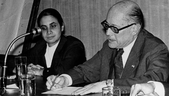 BetoLuso's tweet photo. Después de décadas de hambrunas, miseria y colapso económico, Cuba 🇨🇺 decide abandonar el comunismo, reconociendo que el sistema fracasó ⛓️‍💥.

Sin embargo, en Colombia 🇨🇴 , casi la mitad del país está a un paso de imponernos este trasnochado modelo de miseria:

🔴 El abuelo de Iván Cepeda fue el fundador del Partido Comunista en Colombia.

🔴 Sus dos padres fueron miembros permanentes del Partido Comunista y le inculcaron la doctrina comunista.

🔴 Iván creció y se educó en la cuna del comunismo en Checoslovaquia, Bulgaria y Cuba.

🔴 Ha sido un activo miembro de las Juventudes Comunistas.

🔴 Asiste cada año a los congresos del Partido Comunista.

🔴 Siempre manifestó su admiración por Fidel Castro, Marx, Lenin, Chaves y por el modelo comunista cubano.

🔴 Nunca condenó el genocidio de Stalin.

🔴 Jamás negó públicamente que es un Comunista. 

 🔴 La guerrilla comunista de las Farc tiene un frente con el nombre de su  padre. 

🔴 Las disidencias comunistas de las FARC están carnetizando y obligando a la población a votar por Iván Cepeda. 

¿Y aún así nos quieren convencer que respetará el modelo económico y habrá un gobierno democrático?

¡Usted puede ser ingenuo más no pendejo! ✋🚨

🇨🇴🇨🇴 Lo que en Colombia nos estamos jugando no es solamente decidir entre dos muy malas opciones; 

Estamos decidiendo entre un COMUNISTA que le impondrá un modelo de miseria al país y un fantoche que seguramente será un mal gobernante como Pastrana o Duque, pero que mantendrá el país funcionando.

Aquí no hay nada que pensar: 

Nos TOCA votar por ADLE, así nos parezca un corroncho impresentable.

✅ Por la salud.
✅ Por la economía.
✅ Por la seguridad.
✅ Por la Inversión Extranjera.
✅ Por las Pensiones.
✅ Por el empleo productivo.
✅ Por los emprendedores. 
✅ E incluso por la vida. 

Porque en el gobierno de @petrogustavo todos los indicadores de violencia en el país se dispararon y recrudecieron, por la mal llamada “Paz Total” (que ideó el propio Cepeda).

Es mejor hacerle control político a diario a ADLE que, mendigar por una libra de arroz 🍚.