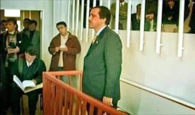 Dede38__'s tweet photo. Tarih Unutmaz Arşiv Yalan Söylemez.
Saat sabahın dördü...
Kaybeden aday hışımla İlçe Seçim Kurulu’ndan içeri girdi. Kurul Başkanı hâkime döndü ve bağırdı: “Şu haline bak sarhoş adam. Şu adalete bak. Kimlere kalmış. Seni yakacağım. Hepinizi adli tıbba göndereceğim, seni süründüreceğim. Yakacağım.”
Tarih: 27 Mart 1989.
Yer: Beyoğlu İlçe Seçim Kurulu.
Hakaret eden ise Beyoğlu’nda başkanlık seçimini yüzde 21.7 oy alarak kaybeden Recep Tayyip Erdoğan. Hakaret ettiği kişi, İlçe Seçim Kurulu Başkanı 2. Asliye Ceza Mahkemesi Hâkimi Nazmi Özcan.
Erdoğan oyların sayımında “kesin bir şey olduğunu” düşünüyordu. İtirazı reddedilince kurulu basmış ve ağzından hakaretler dökülmüştü. Bununla da kalmamış, hâkimin sarhoş olduğunu ispatlamak için onu adli tıbba götürmeye çalışmıştı.
Erdoğan yargıdan kaçtı
Nazmi Özcan, Anadolu’nun birçok yerinde görev yapmış bir hâkimdi. “Delikanlı” denilen bir duruşu vardı. Silah taşıyordu. Sinirlerine hâkim oldu. Hayatında kimseye dava açmamıştı. O gün Erdoğan’ı adalete teslim etmeye karar verdi.
Özcan’ın yanı sıra 7 sandık görevlisinin daha imzasıyla tutanak tutuldu. Erdoğan, 31 Mart 1989 tarihinde polis nezaretinde Beyoğlu Adliyesi’ne getirildi. Tutuklama talebiyle Beyoğlu 1. Asliye Ceza Mahkemesi’ne sevk edildi. Avukatı Erdoğan’ın tutuklanacağını anlayınca, “Reis! Hemen gitmemiz lazım buradan” dedi. Erdoğan kaşla göz arasında kayıplara karıştı. O gün Erdoğan’a “kaç” diyen avukat sonradan AKP’de milletvekili olacak Zeyid Aslan’dı. Evet, Meclis’te gazetecilere “Bacak aranızı çektirip gazeteye bastırsam”, milletvekiline “Terbiyesiz. Senin kıçını si..erim” diyen, Meclis Komisyonu’nda Yargıç Ömer Faruk Eminağaoğlu’na uçan tekme atan kişi.
Hakkında gıyabi tutuklama kararı çıkarılan Erdoğan, 27 Nisan tarihinde adliyeye geldi. Kardeşi Mustafa Erdoğan aracılığıyla “birahane sahibi ve kumar işleriyle ilgilenen” Kudret Bey’e haber göndermişti. Kudret Bey, adliye binasındaki “dostları”yla görüştükten sonra Erdoğan’a “gidebilirsin” demişti. Erdoğan, tutuklanarak Bayrampaşa Cezaevi’ne gönderildi. Sadece 4 Mayıs 1989 tarihine kadar, yani bir hafta cezaevinde kaldı. Tekrar hâkim karşısına çıkarıldı ve 500 bin TL kefaletle serbest bırakıldı. Yargılama sonunda 6 ay hapis ve 20 bin TL para cezasına çarptırıldı. Hapis cezası TCK’nin 72. maddesi gereğince 920 bin TL para cezasına çevrilerek tecil edildi. Yani Erdoğan hapse ilk kez “şiir okuduğu” için değil, seçimlere itiraz ederken ettiği hakaret nedeniyle girdi.
BU HABERI LÜTFEN YAYIN SARAYLININ KIM OLDUĞUNU HERKES  IYI BILSIN 
KEMAL TAŞDEMİR..