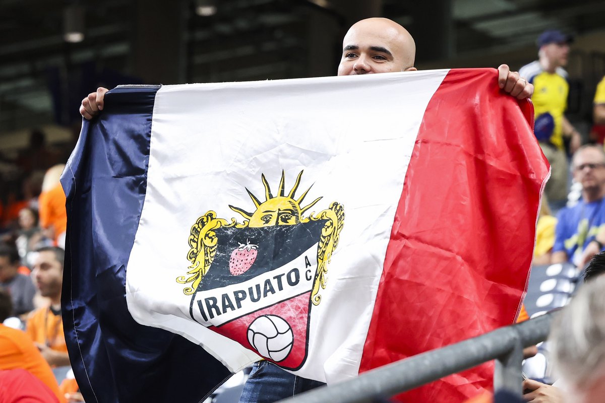 somos_FOX's tweet photo. 🍓 ¡Puro Irapuato, señoras y señores!

Un aficionado en Houston con su bandera de @clubirapuato_. ¡Cómo extrañamos a los Freseros! 😍 https://t.co/3F0etL7P7m