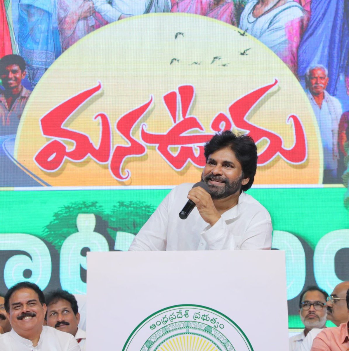 APDeputyCMO's tweet photo. నేరస్థుడికి కులం, మతం ఉండవు 

•రాష్ట్రం అభివృద్ధి చెందాలంటే కులాల దరిద్రం పోవాలి  
•క్రిమినల్స్ చేతికి అధికారం వస్తే ప్రజల భవిష్యత్తు మంటగలుస్తుంది 
•శాంతిభద్రతల విషయంలో రాజీపడే ప్రసక్తే లేదు  
•నేరం చేసినవాళ్ళను కుల కోణంలో చూడొద్దు
•తప్పు చేస్తే మిమ్మల్ని ఏ పార్టీ రక్షించలేదు 
•కాకినాడలో ‘మన ఊరు - మాట మంతి’ కార్యక్రమంలో ఉప ముఖ్యమంత్రి శ్రీ @PawanKalyan గారు 

‘సమాజంలో నేరస్థులను కేవలం క్రిమినల్స్‌ గా  మాత్రమే చూడాలని, వారికి కులాల చాటున చూడకూడదు’ అని ఆంధ్రప్రదేశ్ ఉప ముఖ్యమంత్రి శ్రీ పవన్ కళ్యాణ్ గారు స్పష్టం చేశారు. రాష్ట్రం అభివృద్ధి పథంలో దూసుకుపోవాలంటే ఆంధ్రప్రదేశ్ కు కులాల దరిద్రం వదిలిపోవాలన్నారు. తప్పు చేసిన వాడికి, నేరాలకు పాల్పడేవారికి ఎలాంటి కులం, మతం ఉండవని, సమాజంలో శాంతిభద్రతలకు విఘాతం కలిగించే అటువంటి నీచమైన శక్తులను ఏ ఒక్కరూ సమర్థించకూడదని చెప్పారు. క్రిమినల్ గ్యాంగ్‌ల సహాయంతో ప్రభుత్వాలను నడపాలని చూడటం, ప్రజలను భయబ్రాంతులకు గురిచేసి అధికారులను తమ గుప్పెట్లో పెట్టుకోవాలని ప్రయత్నించడం ప్రజాస్వామ్య వ్యవస్థకు అత్యంత ప్రమాదకరమని హెచ్చరించారు. క్రిమినల్స్ అధికారంలోకి వస్తే ప్రజల భవిష్యత్తు మంటగలుస్తుందన్నారు. రాష్ట్రంలో శాంతిభద్రతల పరిరక్షణ విషయంలో కూటమి ప్రభుత్వం ఎట్టి పరిస్థితుల్లోనూ రాజీపడబోదని,  శాంతికి విఘాతం కలిగిస్తూ, తప్పులకు పాల్పడే వారి పట్ల  అత్యంత కఠినంగా వ్యవహరిస్తామని స్పష్టం చేశారు. కులాలు, మతాల పరంగా వాట్సాప్ గ్రూపులు ఉన్నట్లే... లా అండ్ ఆర్డర్ కోసం, స్థానిక సమస్య కోసం వాట్సాప్ గ్రూపులు ఉండాలని, ఆ దిశగా ప్రజలు ఆలోచించాలని అన్నారు.  శనివారం రాత్రి  కాకినాడలో మన ఊరు – మాట మంతి కార్యక్రమంలో ప్రసంగించారు. 

ఈ సందర్భంగా శ్రీ పవన్ కళ్యాణ్ గారు మాట్లాడుతూ... “నేరపూరిత నేపథ్యం ఉన్న వ్యక్తులు రాజ్యాంగబద్ధమైన ఉన్నత పదవులను అధిష్టించి, ప్రజల జీవితాలను శాసించాలని చూడటం ప్రజాస్వామ్య స్ఫూర్తికే గొడ్డలిపెట్టు. అటువంటి శక్తులపై నిరంతరం తిరగబడటానికి, న్యాయం కోసం పోరాడటానికి సిద్ధంగా ఉంటాను. వచ్చే ఎన్నికల్లో గెలుస్తానో లేదో తెలియదు కానీ ప్రజల కోసం నిరంతరం పోరాడతాను.  

•అంబేద్కర్ గారిపై గౌరవం ఉంటే తప్పుడు కేసులు పెట్టరు 
నిజమైన ఎస్సీ, ఎస్టీ కేసులను ఎంత బలంగా సమర్థిస్తామో, తప్పుడు కేసులను కూడా అంతే బలంగా అడ్డుకోవాలి. తప్పుడు కేసుల వల్ల అసలైన బాధితులకు అన్యాయం జరగకూడదు. డాక్టర్ బి.ఆర్. అంబేద్కర్ గారిపై నిజమైన గౌరవం ఉన్నవారెవరూ తప్పుడు కేసులు పెట్టరు. కూటమిలో ఉన్న నాయకులు ఇలాంటి తప్పుడు కేసులను ప్రోత్సహించవద్దు. బాధ్యతాయుతంగా వ్యవహరించాలి. సుప్రీంకోర్టు వివిధ సందర్భాల్లో ఎస్సీ, ఎస్టీ అట్రాసిటీ నిరోధక చట్టం దుర్వినియోగంపై కీలక తీర్పులను ఇచ్చింది. చట్టం దుర్వినియోగం కాకుండా, అమాయకులు తప్పుడు కేసులతో నలిగిపోకుండా ఉండాలనే ఉద్దేశంతోనే న్యాయస్థానం ఈ నిబంధనలను చేర్చింది. 

•సాక్ష్యాధారాలన్నింటినీ పూర్తిగా చెరిపేశారు 
2017లో సుగాలీ ప్రీతి అనుమానాస్పద స్థితిలో మరణించింది. ఆమెకు  న్యాయం చేయాలని కోరుతూ దాదాపు లక్షన్నర మందితో భారీ ఎత్తున నిరసన ప్రదర్శనలు నిర్వహించాం. ఈ ఒత్తిడితోనే కేసును సీబీఐ విచారణకు అప్పగించాలనే డిమాండ్ తెరపైకి వచ్చింది. 2019-2024 మధ్య అధికారంలో ఉన్న వైసీపీ ప్రభుత్వం సీబీఐ విచారణ కోరుతూ కేవలం తూతూ మంత్రంగా లేఖ రాసి వదిలేసింది.   తాము అధికారంలోకి రాగానే మొదటి కేసుగా దీనిపైనే దృష్టి పెట్టాలని భావించాం. అయితే గత ప్రభుత్వం ఈ కేసులోని కీలక సాక్ష్యాధారాలన్నింటినీ పూర్తిగా తుడిచిపెట్టేసింది. కోర్టులు  ఎప్పుడూ సాక్ష్యాధారాలపైనే ఆధారపడి పనిచేస్తాయి. ఈ కేసులో అత్యంత కీలకమైన డీఎన్ఏ నమూనాలను కూడా మాయం చేసి నిందితులను రక్షించే ప్రయత్నం చేశారు. 

అలాగే మాజీ మంత్రి శ్రీ వైఎస్ వివేకానందరెడ్డిని ఆయన సొంత నివాసంలోనే అతి దారుణంగా నరికి చంపారు. ఈ హత్య ఎవరు చేశారనే విషయం అందరికీ తెలిసినప్పటికీ, కోర్టులో నిరూపించడానికి కచ్చితమైన సాక్ష్యాధారాలు ఉండాలి. చట్టం ముందు సాక్ష్యాలు లేకపోతే ఏమీ చేయలేము. ఒక తల్లి తన కొడుకు కనిపించడం లేదని న్యాయస్థానాన్ని ఆశ్రయించడం అనేది రాజ్యాంగం కల్పించిన ప్రాథమిక హక్కుల పరిధిలోకి వస్తుంది. ఇందులో ఎక్కడా కుల ప్రస్థావన లేదు.  క్రిమినల్స్ ను చూసేటప్పుడు కుల కోణాన్ని జోడించడం ఏ మాత్రం సరికాదు. క్రిమినల్స్ ను లేదా బాధితులను వారి కులాన్ని బట్టి కాకుండా, జరిగిన నేరాన్ని బట్టి మాత్రమే చూడాలి.  
(1/3)