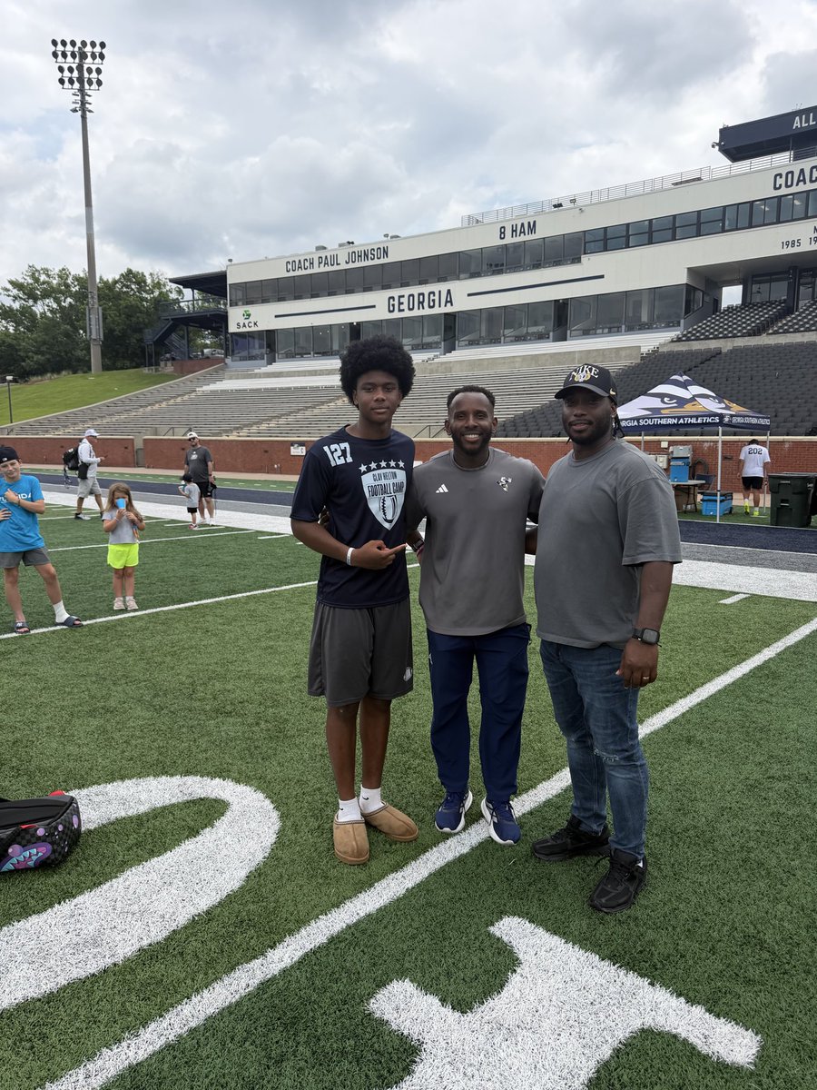 JeremyStanley_3's tweet photo. Had a Amazing day camping with @GSAthletics_FB💯 Appreciate @CoachSafford for the coaching tips to help me in my upcoming season!! Can’t wait to come too a game this fall!💪🏾 https://t.co/Nvkjwdi099