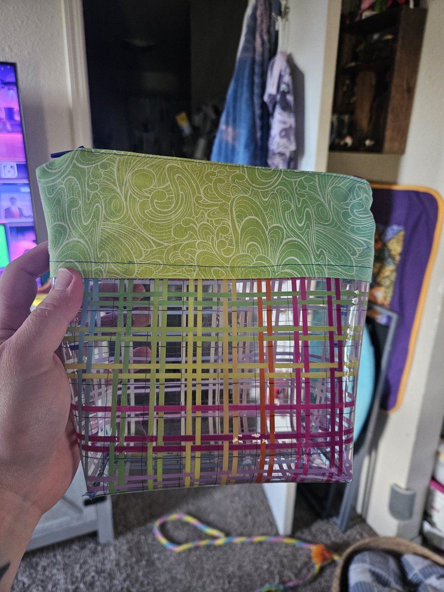 pompadorkery's tweet photo. A few more things I've made :)

Very proud of the purse, it's now my everyday bag. 
And just a little vinyl toiletries bag. https://t.co/qLq6QCe7oa