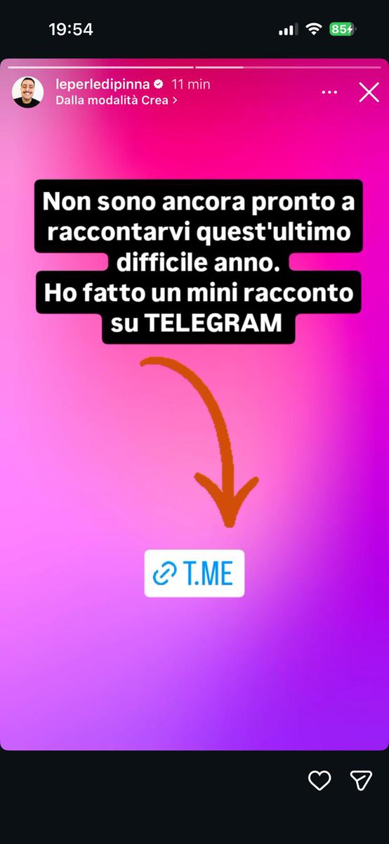 LaSambruna's tweet photo. #AndreaPinna, dopo un anno, torna a “vendere” borse e accessori “a buon prezzo” su ig, telegram e whatsapp. Stavolta sono dichiaratamente “cloni”. Ha già 2K interessati a comprare. Si racconta vittima di complotti. Deve ancora oltre 50K a chi di lui s’è fidato al primo giro. https://t.co/hFf8c5n0vt