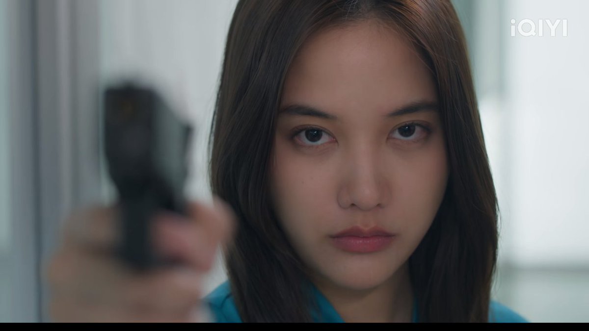 tulip8821's tweet photo. La mirada de Vayo lo dice todo: nadie toca a la Princesa Blew. 😮‍💨🔥 ¡Qué increíble presencia tiene Freen en esta escena, te congela con los ojos! Una protectora con todas las letras. 🌪️💙

THE AIR CONFESSED HEART 
#เสน่หาวาโยตอนที่6 https://t.co/b34honBHT4