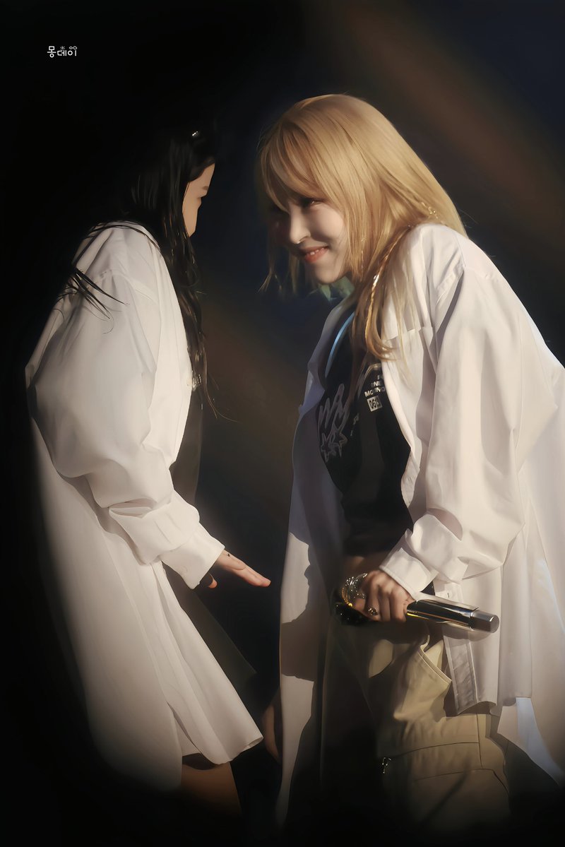 mondayblue__s's tweet photo. 260620 마마무 4WARD 서울 콘서트

☀️🌙

#마마무 #솔라 #문별
#MAMAMOO #SOLAR #MOONBYUL https://t.co/yra5X7Nh65