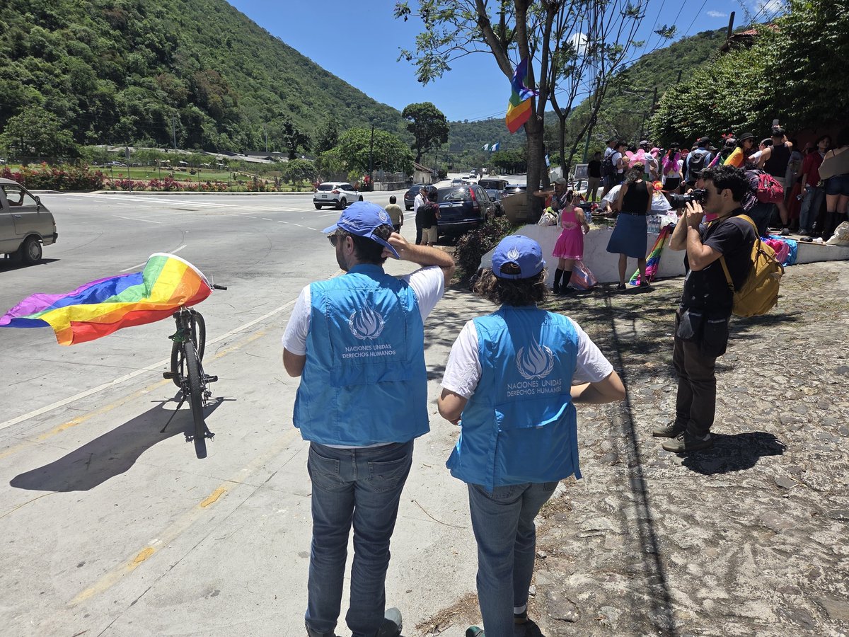 Oacnudh_GT's tweet photo. 🔸️ En el marco de su mandato y en coordinación con las autoridades competentes, @Oacnudh_GT observa hoy el ejercicio del #derecho a la manifestación pacífica en las marchas LGBTI de Antigua Guatemala y Quetzaltenango. https://t.co/LNg8bcvGBR