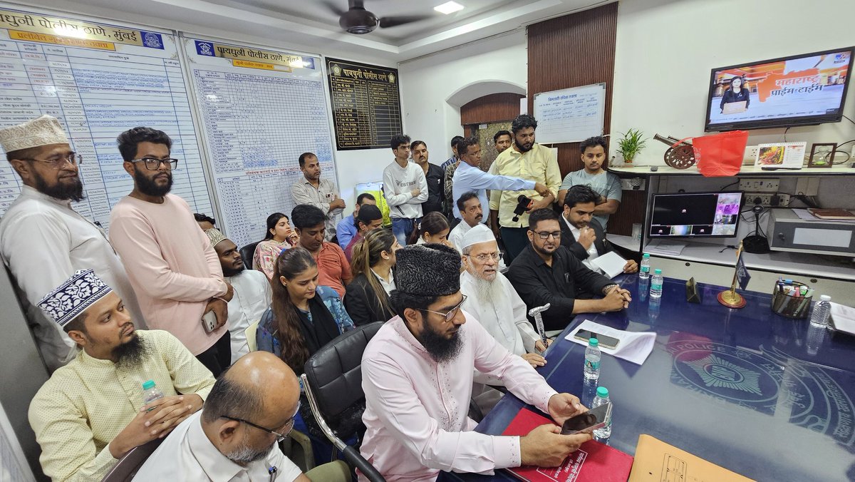 razaacademyho's tweet photo. Today 20th June 2026 Under the leadership of #RazaAcademy's founder Muhammad Saeed Noori, a delegation reached Pydhonie police station, Mumbai to file an FIR for the blasphemy of the Holy Prophet ﷺ by Nazia Ilahi Khan Mal‘oona and demanded her arrest
#ArrestNaziaEIlahi https://t.co/t6JA5L1fbX