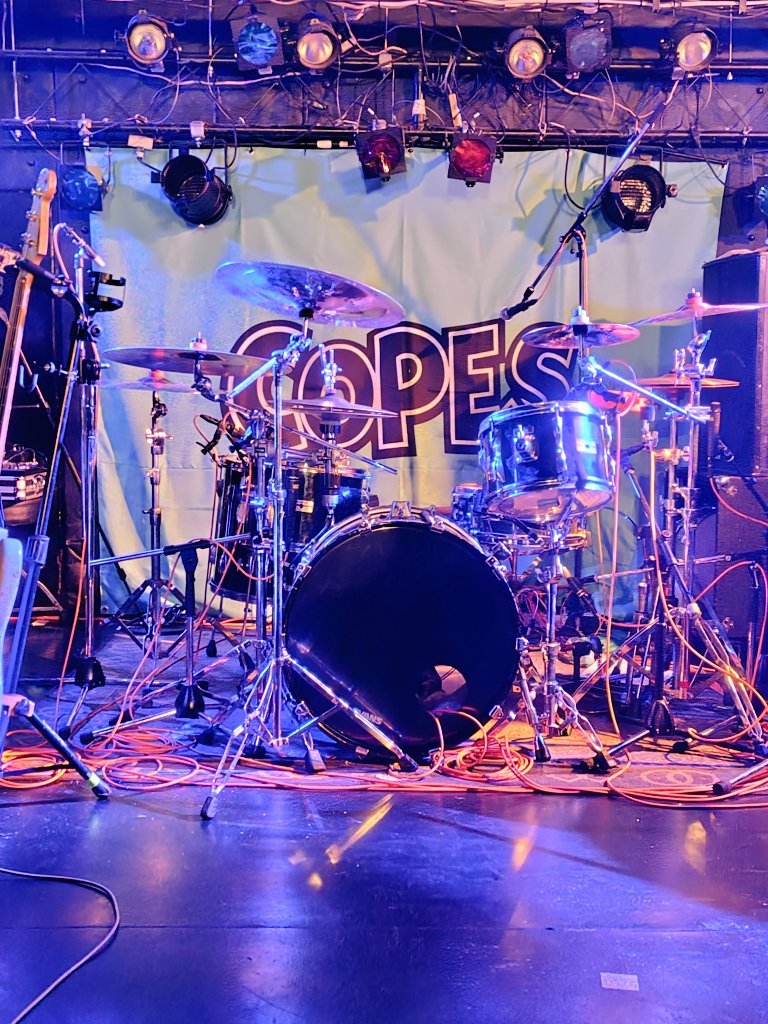 VTEC_NA2's tweet photo. 6/19名古屋へ
こっちのRADは初
コンパクト低床音質良し
ちょたくんのドラム！右足の捌きが良く見える👀
セトリがあまりない感じだった気が⁉️
ｱﾁｶｯﾀけど楽しすぎた🙆
栄のBar用にラババン購入👍
#COPES https://t.co/TUL14LAvz8