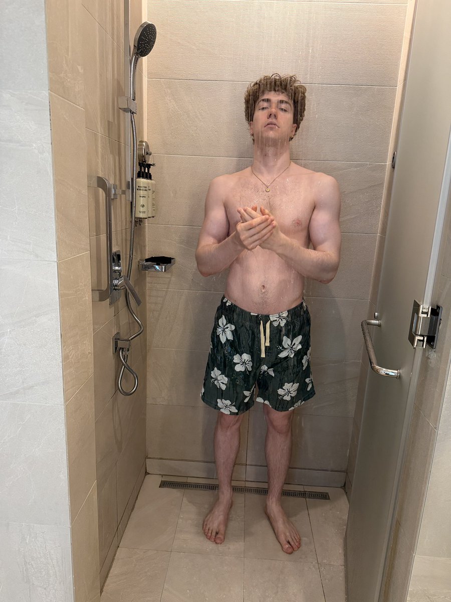 giostooo's tweet photo. Shower https://t.co/LHNx7YLlGb