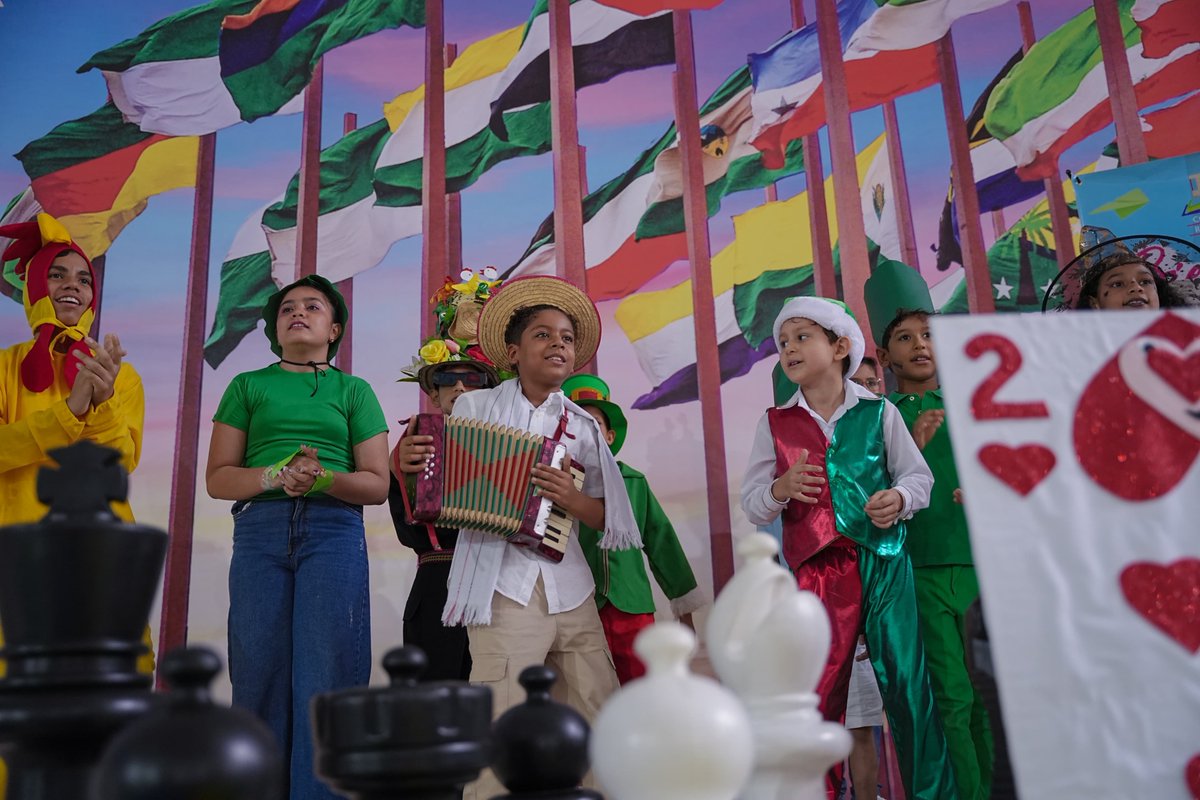 GobdelCesar's tweet photo. ¡Tremendo talento el de nuestros niños!

Hoy le dimos la despedida a las BiblioVacaciones para estos chicos, quienes aprendieron nuevas habilidades en danza, teatro, manualidades y pintura.

Una semana de formación, encuentro y disfrute con ellos, que son la fiel muestra de que para el gobierno de @elviamilenasd la prioridad son los niños.