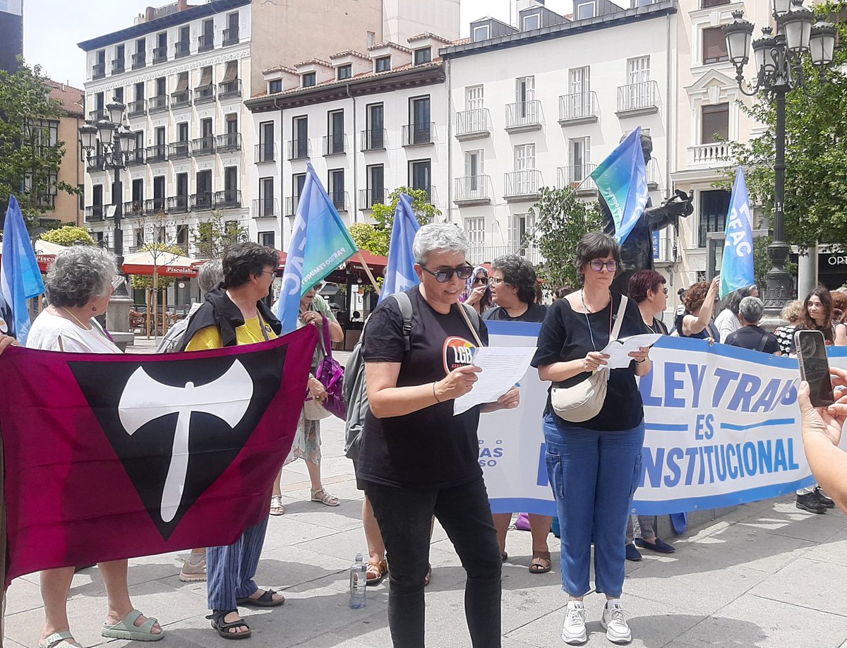 pfacmadrid_clm's tweet photo. El #PFAC @pfacmadrid_clm ha apoyado en Madrid la convocatoria de @ConfluenciaMF  para exigir al @TConstitucionE que no demore más su decisión y declare la "Ley Trans"  INCONSTITUCIONAL. #LaLeyTransEsInconstitucional https://t.co/IOo8XuTl6H