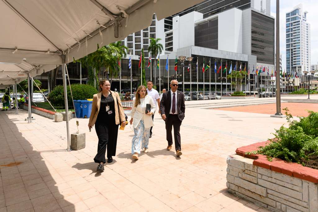 SG_OEA_OAS's tweet photo. A solo 2 días de la inauguración de la #AsambleaOEA, y ya estamos en Panamá trabajando estrechamente con nuestros extraordinarios anfitriones, @presidenciapma y @CancilleriaPma.

Esperamos una semana productiva de diálogo, cooperación y construcción de consensos al servicio de los pueblos de las Américas. 🇵🇦🤝🌎