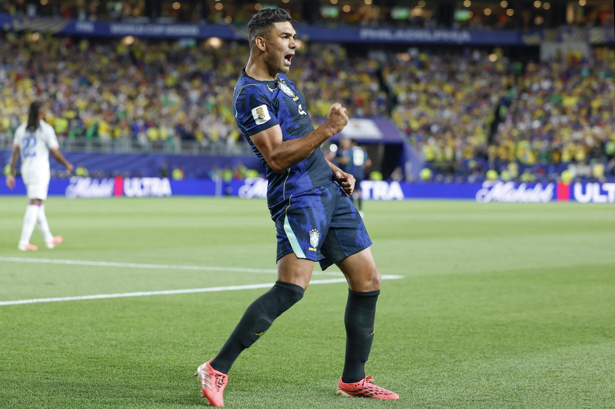 futebol_info's tweet photo. 🇧🇷 Casemiro foi o brasileiro que percorreu maior distância em Brasil 3x0 Haiti.

O volante correu 11,2 km, ficando atrás somente dos haitianos Jean Jacques (11,7 km) e Martin Expérience (11,5 km).

Entre os jogadores de linha do Brasil, Casemiro, contudo, teve a 3ª pior velocidade máxima. No seu sprint mais forte, o volante atingiu 29,2 km/h e só ficou à frente de Bruno Guimarães (27,7 km/h) e Danilo Santos (27,8 km/h).

O camisa 5 foi também o jogador que mais recuperou posses de bola: 13.

🗞️ @JornalOGlobo 
📸 Rafael Ribeiro/CBF