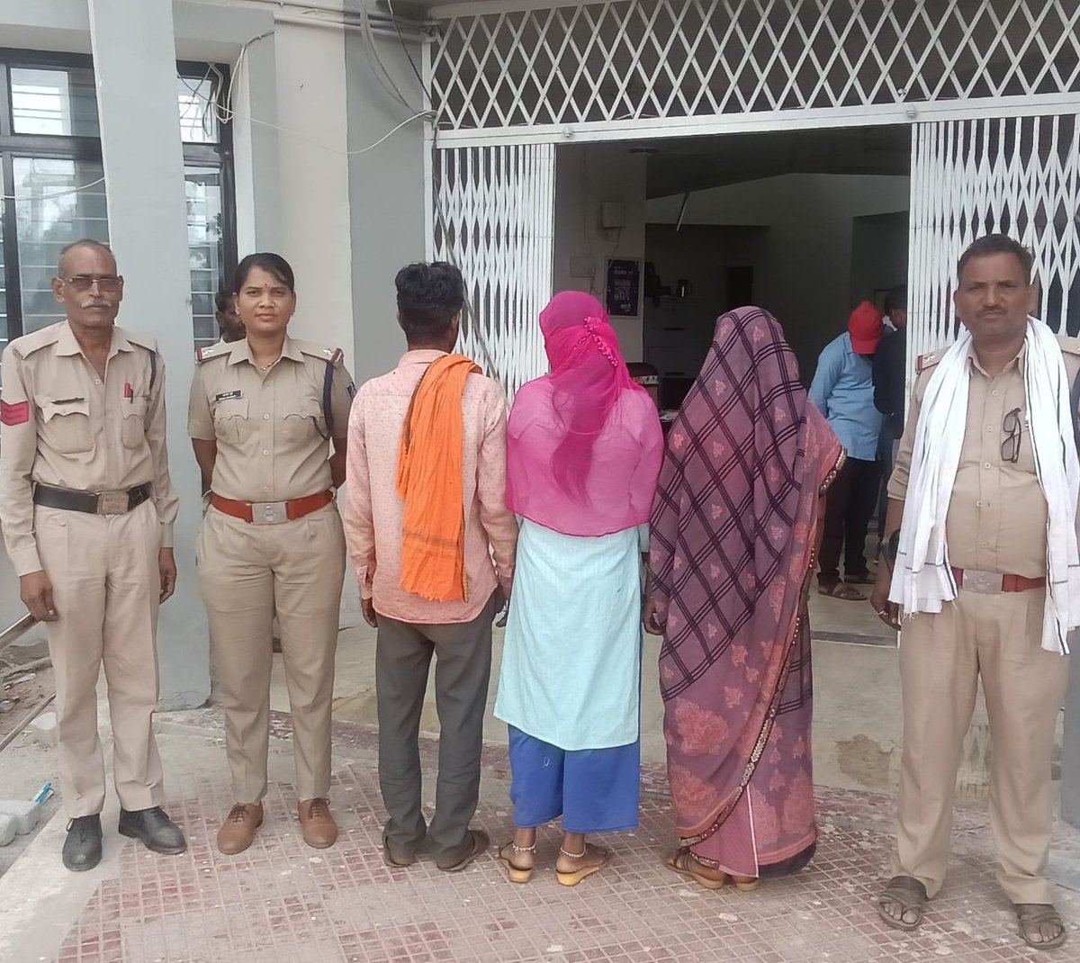 sp_katni's tweet photo. थाना स्लीमनाबाद पुलिस ने गुमशुदा नाबालिग बालिका को त्वरित कार्रवाई करते हुए सकुशल दस्तयाब कर आवश्यक वैधानिक प्रक्रिया पूर्ण करने के बाद परिजनों के सुपुर्द किया गया।

#OperationMuskaan #KatniPolice #MPPolice #SafeChild #PublicSafety #MissionSafety https://t.co/yilxMdmlrh