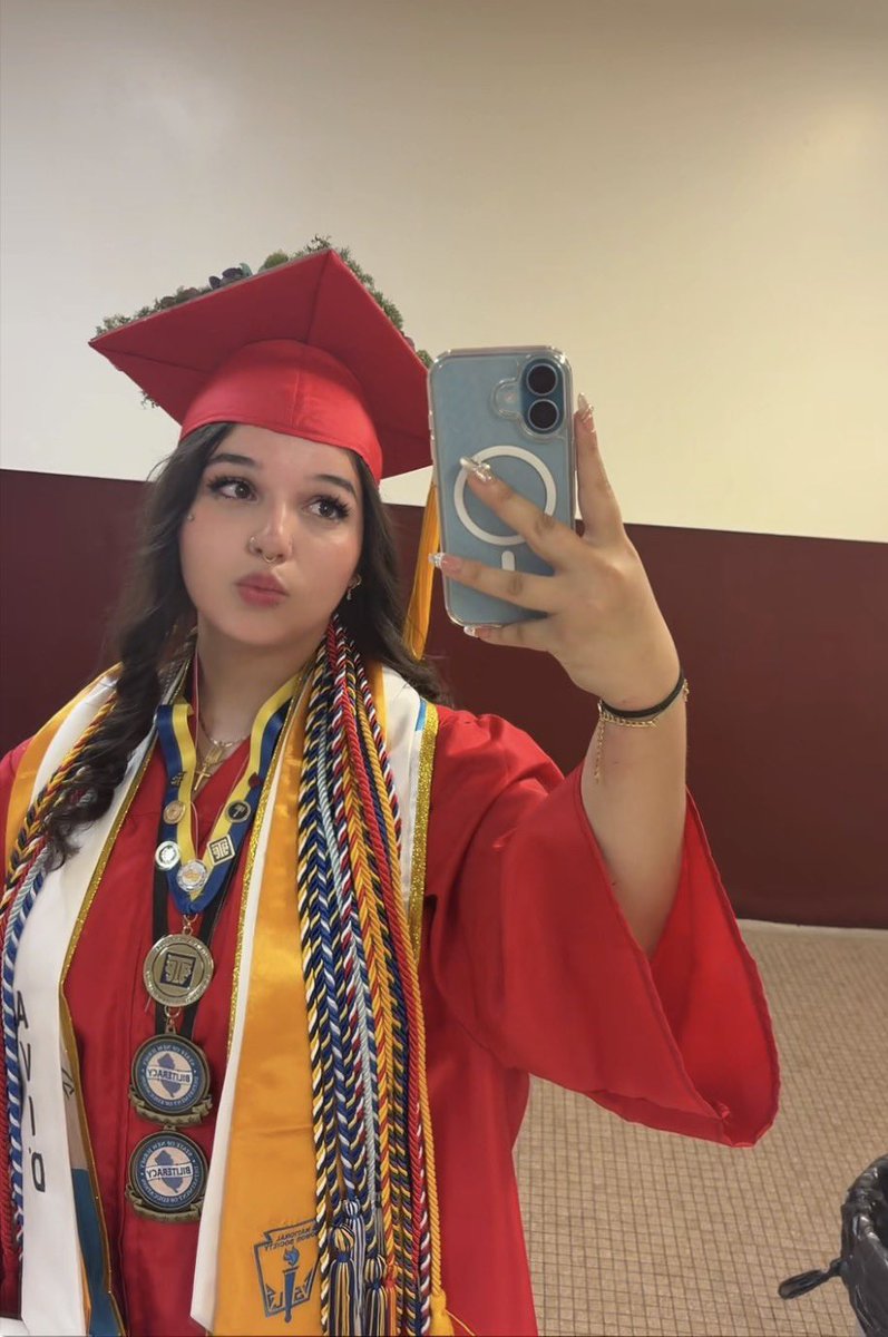 starvingiris's tweet photo. OOMFIES!!! 
thank u for not unfollowing, i missed yall🥹 i js graduated yesterday! i wanted to lock in with school bc it was kicking me in the butt but IM BACK unfortunately with the stress binging, i gained my weight back :( i will lock in now tho…. heres a face rev🤫 https://t.co/6nLb3woe3G