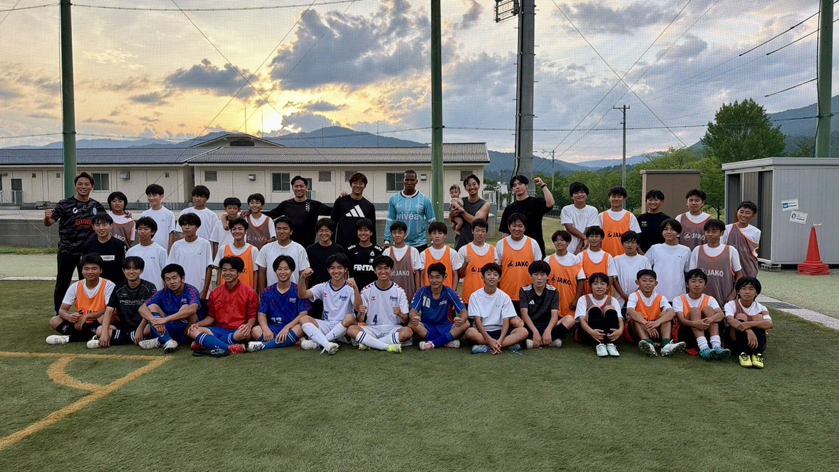 soccerboyno15's tweet photo. 「子どもの夢との距離が遠い」

地方の田舎に住む子どもはプロスポーツの試合を生で観たりなど、ホンモノに触れる環境が少なく夢や目標を持ちにくいという現状がありました。

岐阜の限界集落で地方創生に取り組むSAKIYOMI石川さん@sakiyomi_ceo @minatoku_genkai とそんな話になり今回プロサッカー選手を呼んで岐阜県飛騨市でサッカーキャンプを行いました。

キャンプで行ったのは主にサッカー教室、プロサッカー選手のトレーニング、農業体験の3つ。

このキャンプは関わる全ての人にメリットがあるような設計にしました。

【飛騨に住む人】
・子どもにホンモノを体感してもらい憧れや夢を明確に持ってもらう
・夢を明確に持つ事で努力の解像度を上げてもらう
・大人にも挑戦する大切さを感じてもらう

【プロサッカー選手】
・オフシーズンのトレーニング環境を完璧に用意
・サッカー教室で子どもに夢を与えられる
・SAKIYOMI石川さん、Levela駒居さんというビジネスで成功されてる方と直でディスカッションし、ビジネスの解像度を高める
・農業体験をし、一次産業の現状を知る

【飛騨市】
・各地から人が集まる事で街が活性化する
・地域のグラウンドや宿泊施設を使う事で、その地域にお金が落ちる
・各メディアに取り上げられる事で飛騨市への注目が高まる

このように関わる全ての人に恩恵があるような設計にしました。
特にサッカー教室では子ども達の目つきがみるみる変わり、本気で夢を叶えにいくという雰囲気を凄まじく感じました。

サッカー選手達も人生変わるレベルの常識の破壊が起きていました。

本当にこのキャンプを開催して良かった。
そしてLevela駒居さん@koki_komai のご支援が無かったらこのキャンプは開催できませんでした。
本当にありがとうございました。

日本の子ども達が平等に夢を持てるようになるため、引き続き動いていきたいと思います。