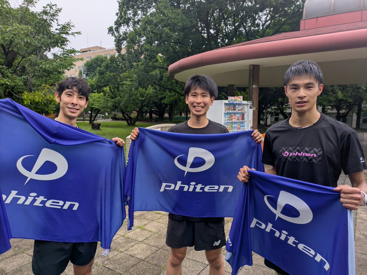 AizawaY4649's tweet photo. コモディイイダ陸上競技部

【ファイテン冷感ポンチョ 商品紹介】
暑い夏の強い味方！

💧水に濡らして、振るだけで速攻クール！ ファイテンの「冷感ポンチョ」は、気化熱の力でひんやり感が持続する夏の必需品です。

✅ 水に濡らして絞る
 ✅ パッと広げて振る 
✅ すぐに冷感復活
冷たさが弱くなっても、水分が残っていれば再度振るだけで冷感がよみがえります。
さらに、 ✔ 気化熱冷却 ✔ 接触冷感素材 ✔ 吸水速乾 ✔ UVカット
の4つの機能で、炎天下でのスポーツ観戦やランニング、ウォーキング、レジャー、イベント待機列などを快適にサポート！

この夏の暑さ対策におすすめの一枚です！
#ファイテン #冷感ポンチョ #熱中症対策 #暑さ対策 #冷感グッズ #スポーツ観戦 #ランニング #ウォーキング
