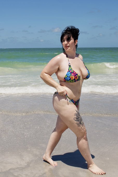 Paige Steele - 2 pic. Would you hit on me at the beach? https://t.co/AaPtx3nFGT