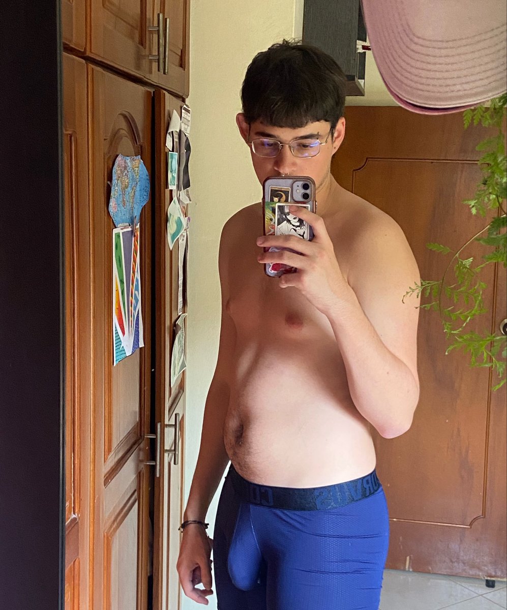 growinggordito3's tweet photo. guess i'm not a twink anymore :0 https://t.co/Yp3d7Y2DpY