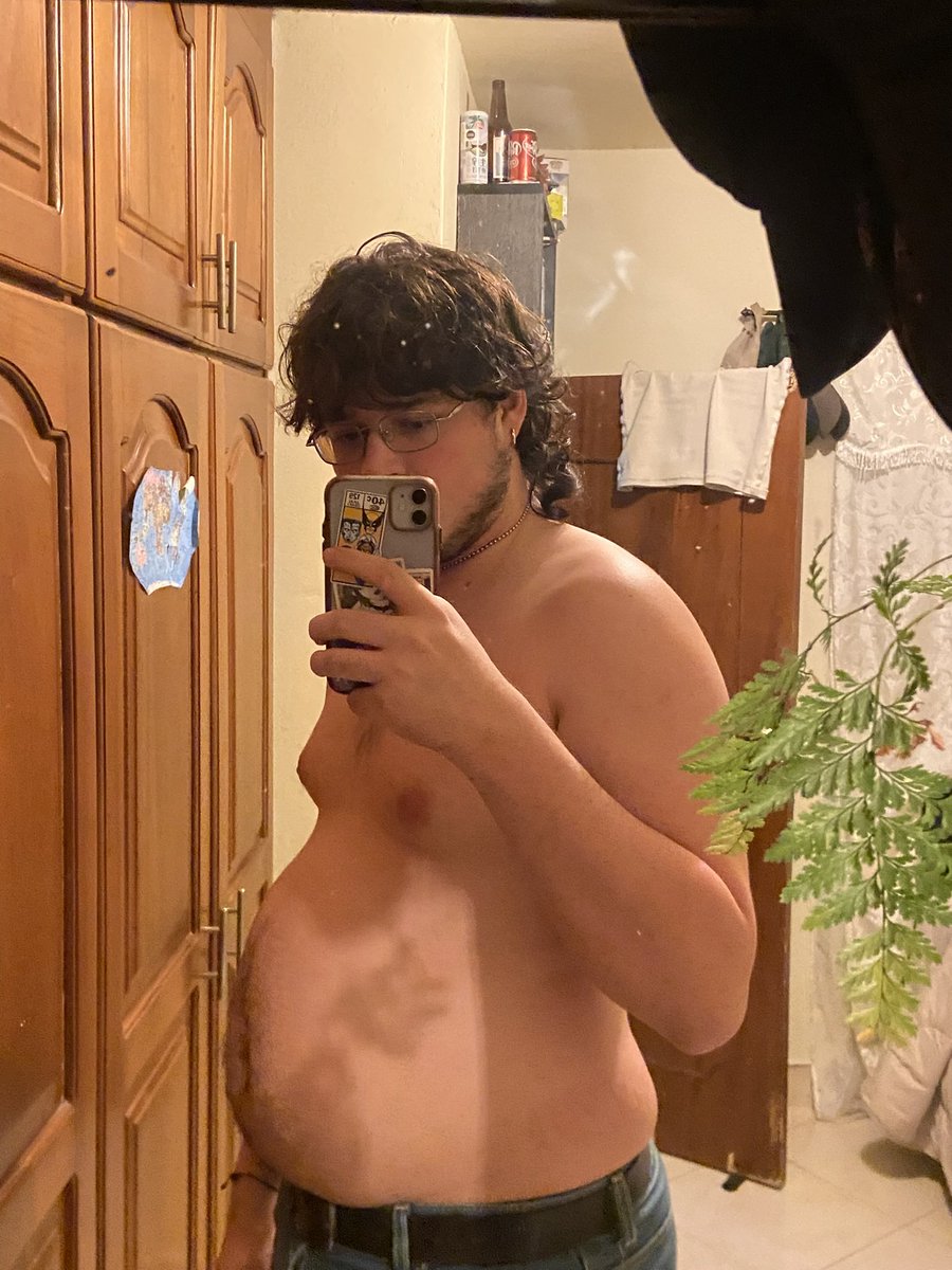 growinggordito3's tweet photo. guess i'm not a twink anymore :0 https://t.co/Yp3d7Y2DpY
