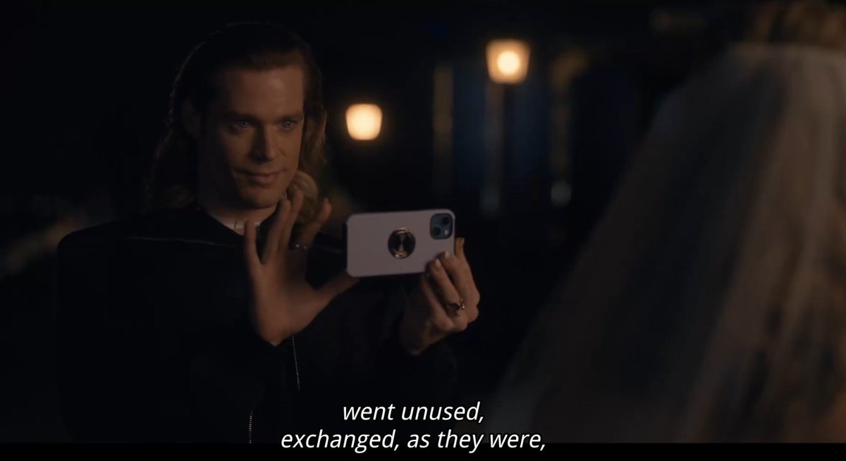 fermalvo's tweet photo. #tvlspoilers him helping a random couple of newlyweds to take some pics lestat is so kind ❤️ https://t.co/8m9rWFd1YS
