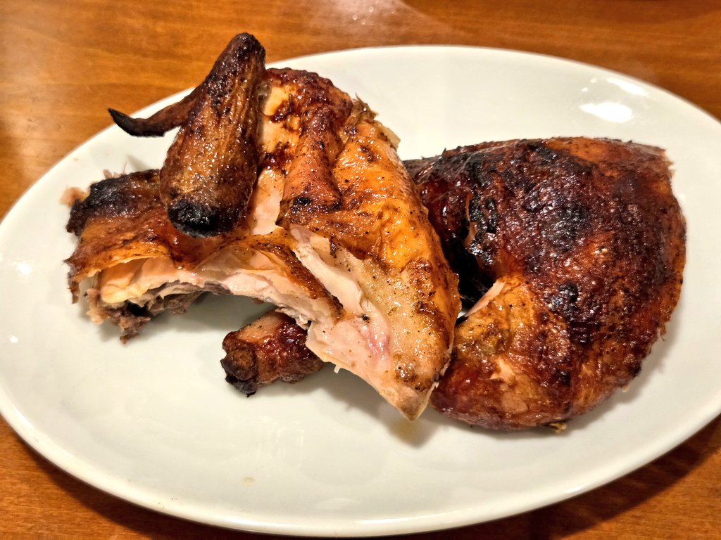 hmetch1's tweet photo. 炭火焼きローストチキン
(1/2 Pollo a la Brasa)

ローストチキン＋ローストポーク＋チャウファ
(1/4 Pollo a la Brasa + Asado de Cerdo + Chaufa)

ペルー料理と言えば、ポヨ・ア・ラ・ブラサ。
パリパリの皮とジューシーなお肉、スパイスも絶品。
チャウファは町中華の炒飯のような味で、安心する。 https://t.co/YvyprD3FCP