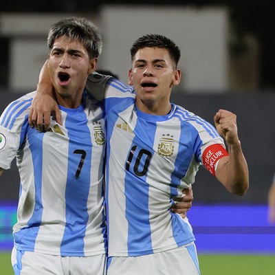 puzzelano's tweet photo. La raza aria argentina https://t.co/9cEchsMoKN