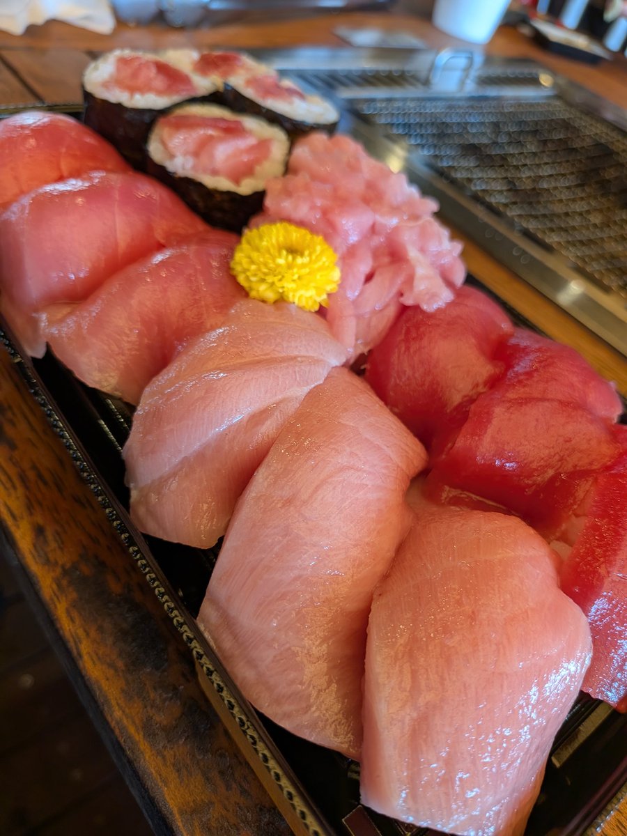 firstmanfieldup's tweet photo. 本場のすしを食べる税理士。
＃くろしお市場 https://t.co/PmC9KGw5kD