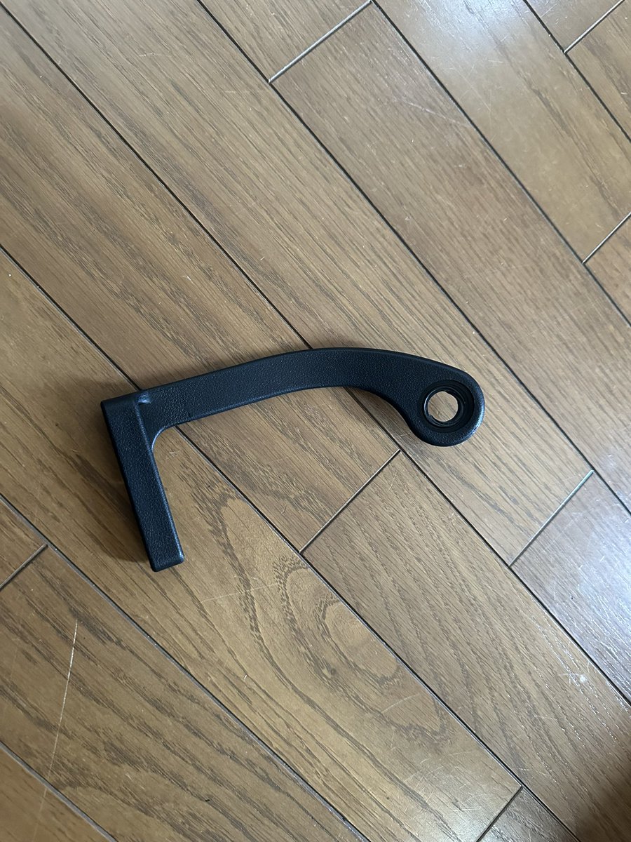 silveraltoha36s's tweet photo. シートベルトが首に当たるから買ってみたけど穴少し拡張せんといかんかな🤔 https://t.co/Mo2OgyGq8t