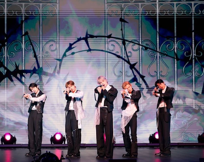 Yeon_gitsune's tweet photo. I am requesting @TXT_bighit #Stick_With_You for #SetItOff! @DJClymaxxx @Shem🩷 https://t.co/XZNTANpMg6